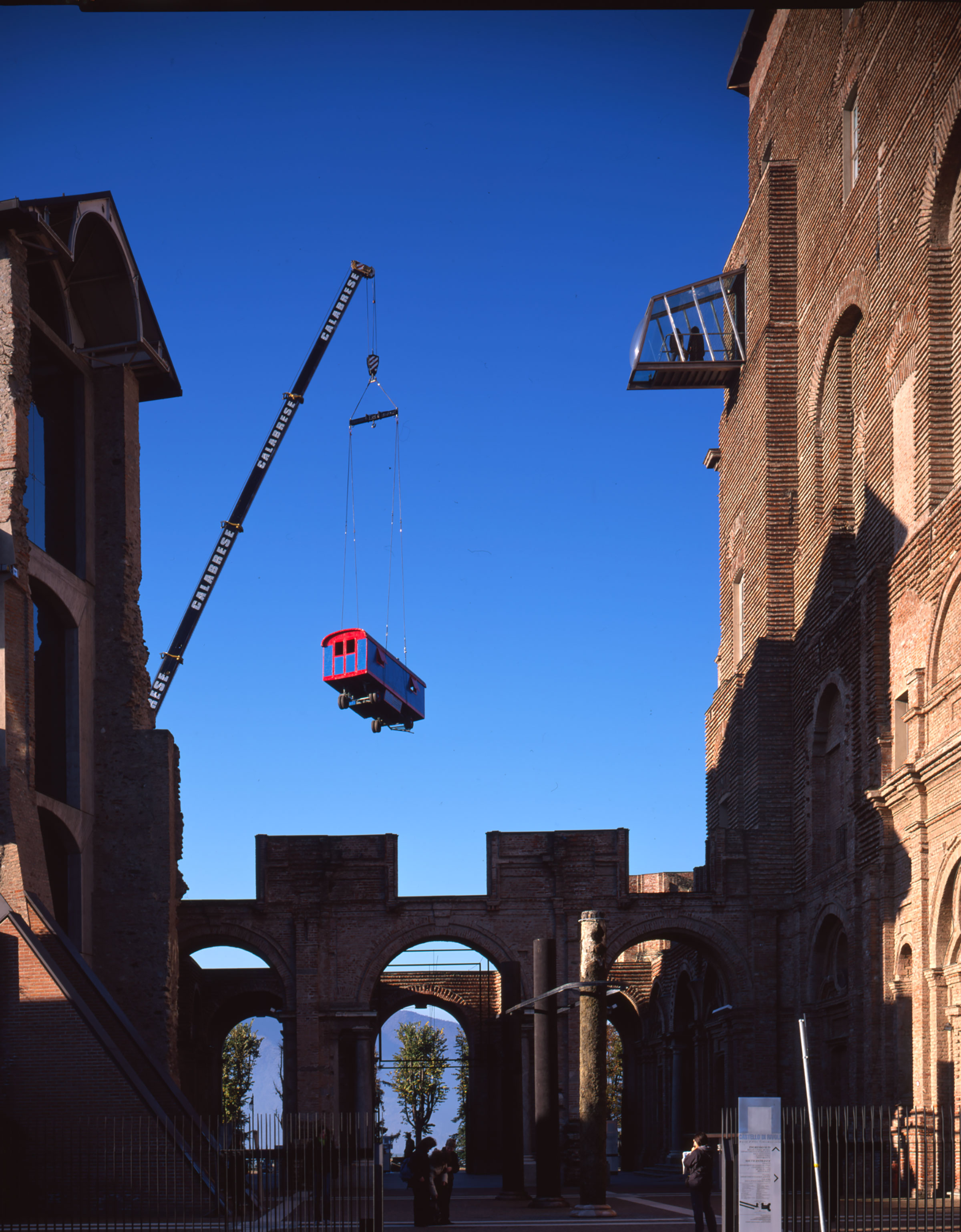 Lara Favaretto, I poveri sono matti, 2005